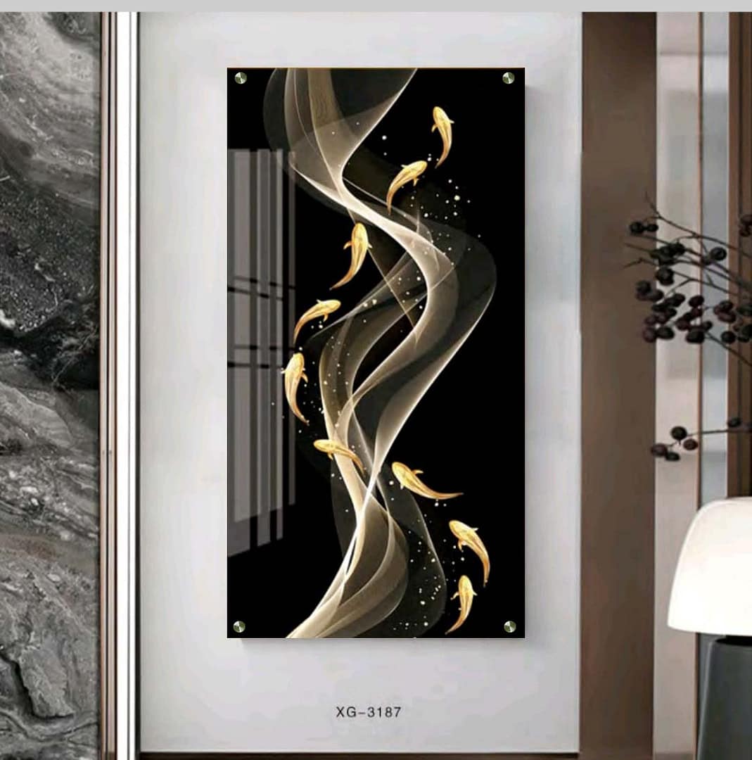 תמונת זכוכית פנורמית לסלון של דגי זהב ברקע שחור